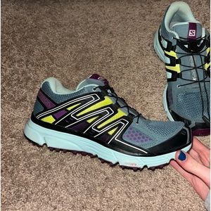 EUC Salomon sneakers size 7 very cute color